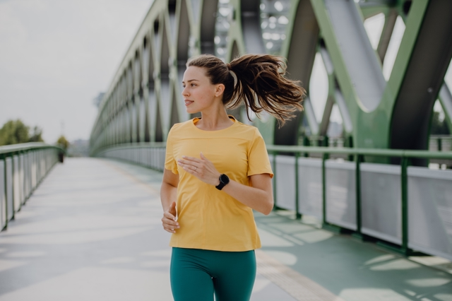 sportovní oblečení, žena v běhu sportovní oblečení, žena v běhu