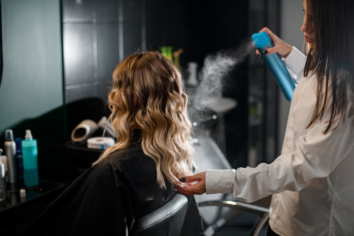 Finální styling a fixace rozhodují o tom, jak budou vlasy vypadat za několik hodin. S ohledem na typ vlasů volte fixační produkty na vlasy s nízkou nebo silnou fixací. 
