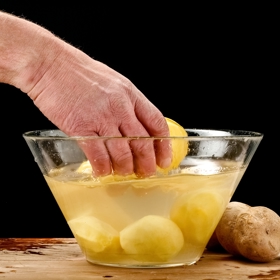 Z brambor se do vody vyvaří spousta škrobu, stejně jako prospěšných minerálních látek.
Z brambor se do vody vyvaří spousta škrobu, stejně jako prospěšných minerálních látek.