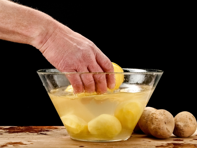 Z brambor se do vody vyvaří spousta škrobu, stejně jako prospěšných minerálních látek.
Z brambor se do vody vyvaří spousta škrobu, stejně jako prospěšných minerálních látek.