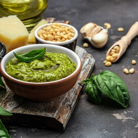 Z bazalky si můžete udělat dokonalé pesto. Stokrát lepší než to z obchodu.
Z bazalky si můžete udělat dokonalé pesto. Stokrát lepší než to z obchodu.
