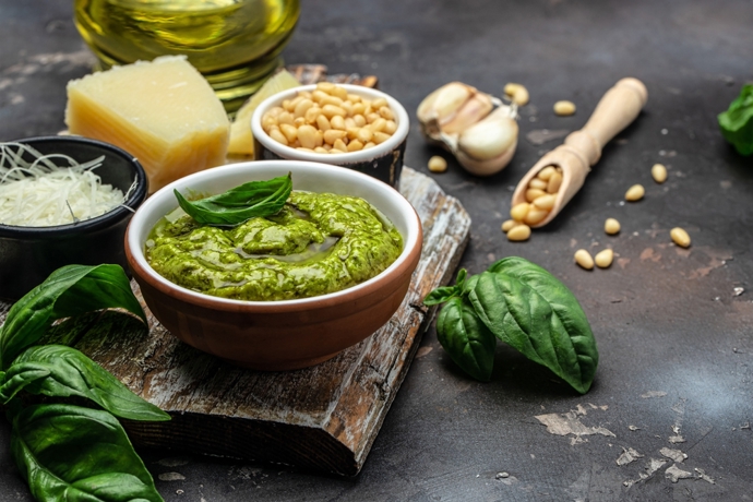 Z bazalky si můžete udělat dokonalé pesto. Stokrát lepší než to z obchodu.
Z bazalky si můžete udělat dokonalé pesto. Stokrát lepší než to z obchodu.