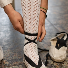 Espadrilky s mašlí vytváří v kombinaci s krajkovými punčochami efekt baletního outfitu, který je velice jemný a ženský.
Espadrilky s mašlí vytváří v kombinaci s krajkovými punčochami efekt baletního outfitu, který je velice jemný a ženský.