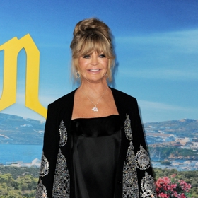 Goldie Hawn zvolila vzdušný satén a neokoukaný střih, který rozhodně zaujme
Goldie Hawn zvolila vzdušný satén a neokoukaný střih, který rozhodně zaujme