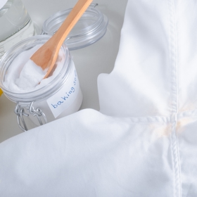 Jedlá soda si poradí i s odolnými skvrnami v podpaží, které způsobují deodoranty a pot. Stačí ji smíchat s vodou, vytvořit hustou kaši, nanést ji na poškozené místo a nechat alespoň 30 minut působit.
Jedlá soda si poradí i s odolnými skvrnami v podpaží, které způsobují deodoranty a pot. Stačí ji smíchat s vodou, vytvořit hustou kaši, nanést ji na poškozené místo a nechat alespoň 30 minut působit.