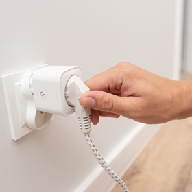 Chytré zásuvky lze propojit s chytrým telefon s pomocí wifi, zapínat tak můžete klasické domácí spotřebiče i na dálku.
Chytré zásuvky lze propojit s chytrým telefon s pomocí wifi, zapínat tak můžete klasické domácí spotřebiče i na dálku.
