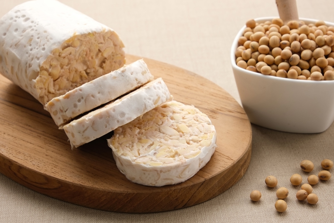 Tempeh je plný probiotických kultur a navíc i rostlinných proteinů.
Tempeh je plný probiotických kultur a navíc i rostlinných proteinů.