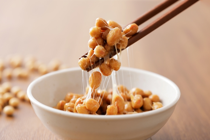 Natto obsahuje silná probiotika a vysoké množství vitaminu K2, který pomáhá vstřebávání vápníku.
Natto obsahuje silná probiotika a vysoké množství vitaminu K2, který pomáhá vstřebávání vápníku.