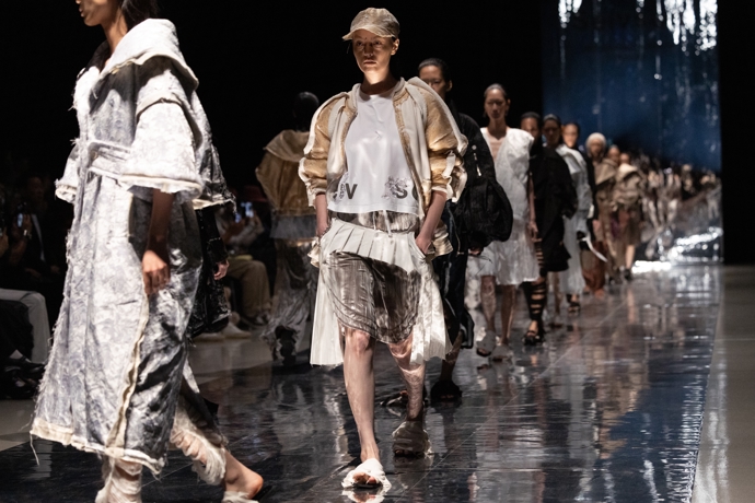 Letošní trendy se nesou v duchu futurismu, průsvitných materiálů a originálního vrstvení. Nechybí ale ani výrazné barvy a něžná krajka. 
