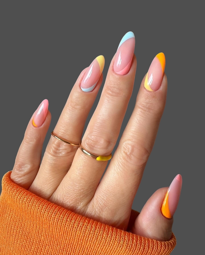 Barevná manikúra
