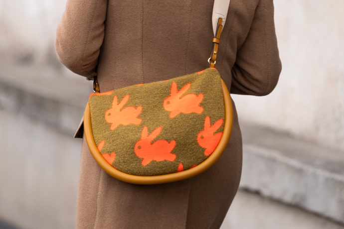 Crossbody kabelky ženy milují, protože díky nim mají volné ruce. Nosit můžete elegantní i extravagantní kousky, které zaujmou. 
