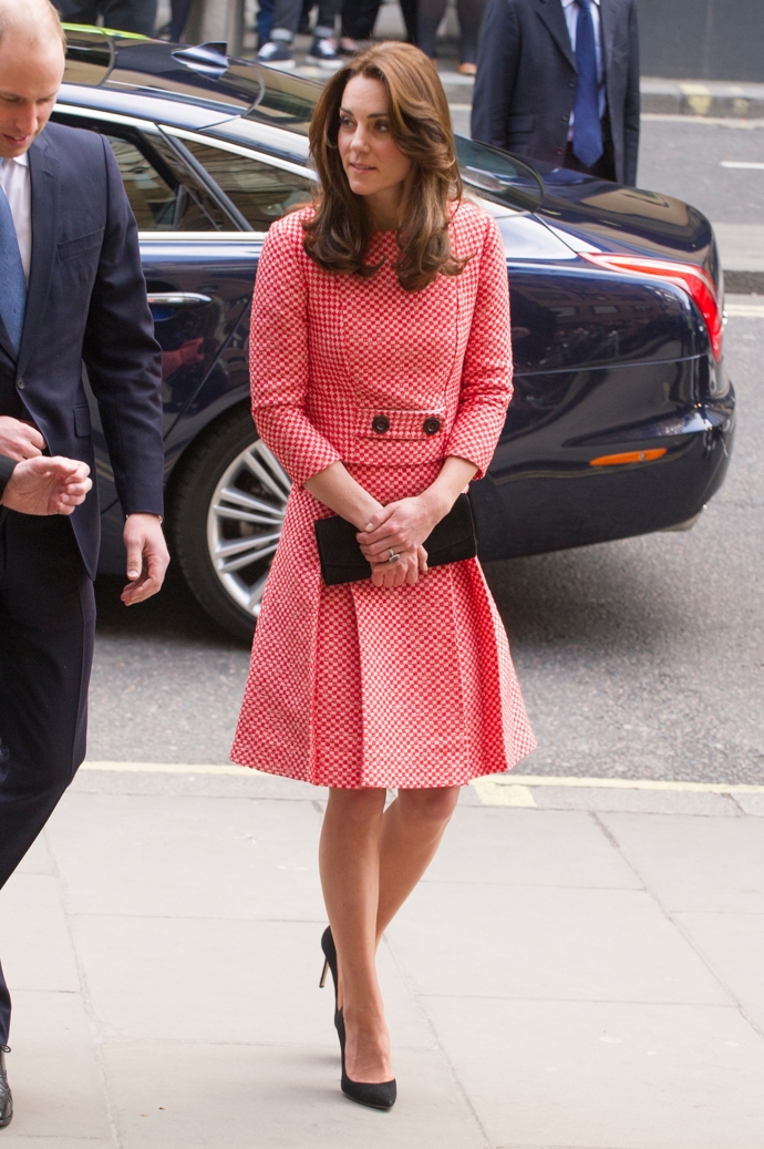 Elegantní šaty áčkového střihu princezně Kate neuvěřitelně sluší. 
