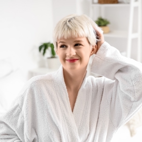Pixie cut je trendy střih, který omladí i zralé ženy. Jeho podstata spočívá v tom, že vlasy na bocích jsou kratší a nahoře delší. 
