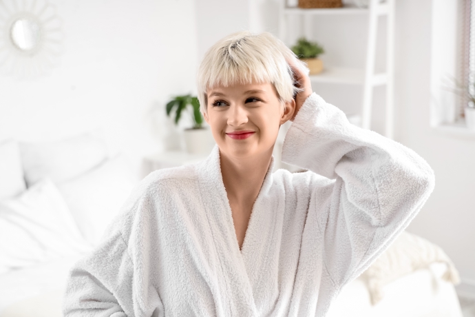 Pixie cut je trendy střih, který omladí i zralé ženy. Jeho podstata spočívá v tom, že vlasy na bocích jsou kratší a nahoře delší. 

