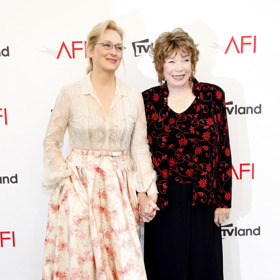 Jak se obléknout v průběhu rozkvetlého jara? Inspirujte se šatníkem Meryl Streep a pořiďte si dlouhou áčkovou sukni s květy. Tu pak stačí doplnit krajkovou halenkou, jež působí velice romanticky. Pokud vám v kombinaci s klasickou podprsenkou přijde tato kombinace příliš odvážná, zvolte stejně jako Meryl neviditelné tělové body.
Jak se obléknout v průběhu rozkvetlého jara? Inspirujte se šatníkem Meryl Streep a pořiďte si dlouhou áčkovou sukni s květy. Tu pak stačí doplnit krajkovou halenkou, jež působí velice romanticky. Pokud vám v kombinaci s klasickou podprsenkou přijde tato kombinace příliš odvážná, zvolte stejně jako Meryl neviditelné tělové body.