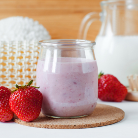 Ovocný jogurt s jahodami jsme milovali i jako malí.
Ovocný jogurt s jahodami jsme milovali i jako malí.