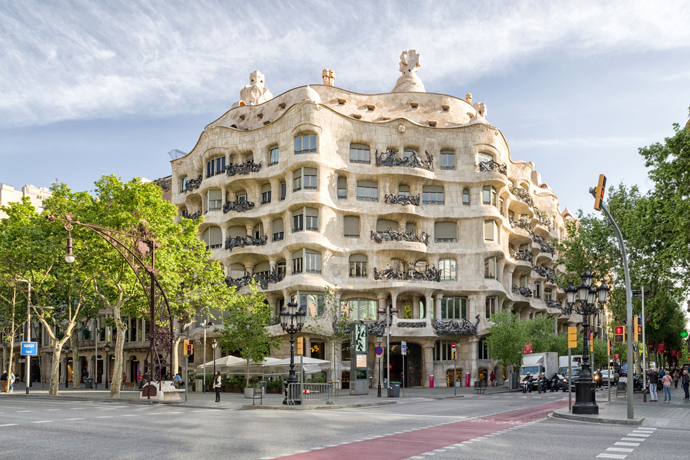 Zejména Torrevieja je jedno z nejlevnějších měst na španělském pobřeží. Kdo miluje úchvatnou scenérii a absolutní klid, bude pro něj zajímavá Galicie, kde najdete nejlevnější nemovitosti u moře ve Španělsku s cenou kolem 1000 až 1300 eur za metr čtvereční. A na závěr tu jsou překvapivě i Kanárské ostrovy, které sice zdražily, ale stále tu najdete nabídky za méně než 2000 eur za metr čtvereční. 
