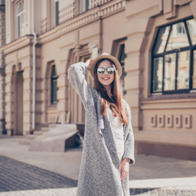 Kardigan v kombinaci s letními šaty je ideálním outfitem na letní večery, kdy teploty začínají klesat. 
