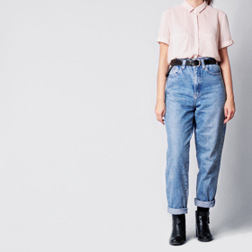Ohrnutí nohavic a sladěné doplňky, tohle mom jeans sluší. 
