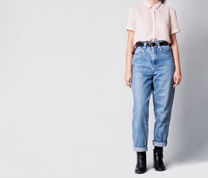 Ohrnutí nohavic a sladěné doplňky, tohle mom jeans sluší. 
