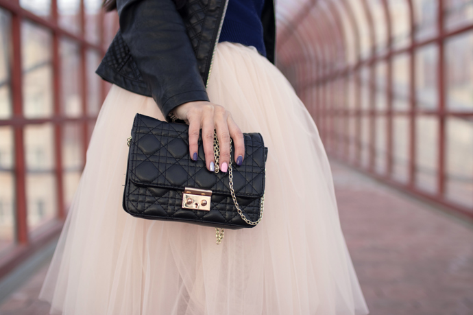 Sestavit outfit můžete i obráceně. Sáhněte po módních kouscích v odstínu Ballet Pink a doplňte je černými doplňky. 
