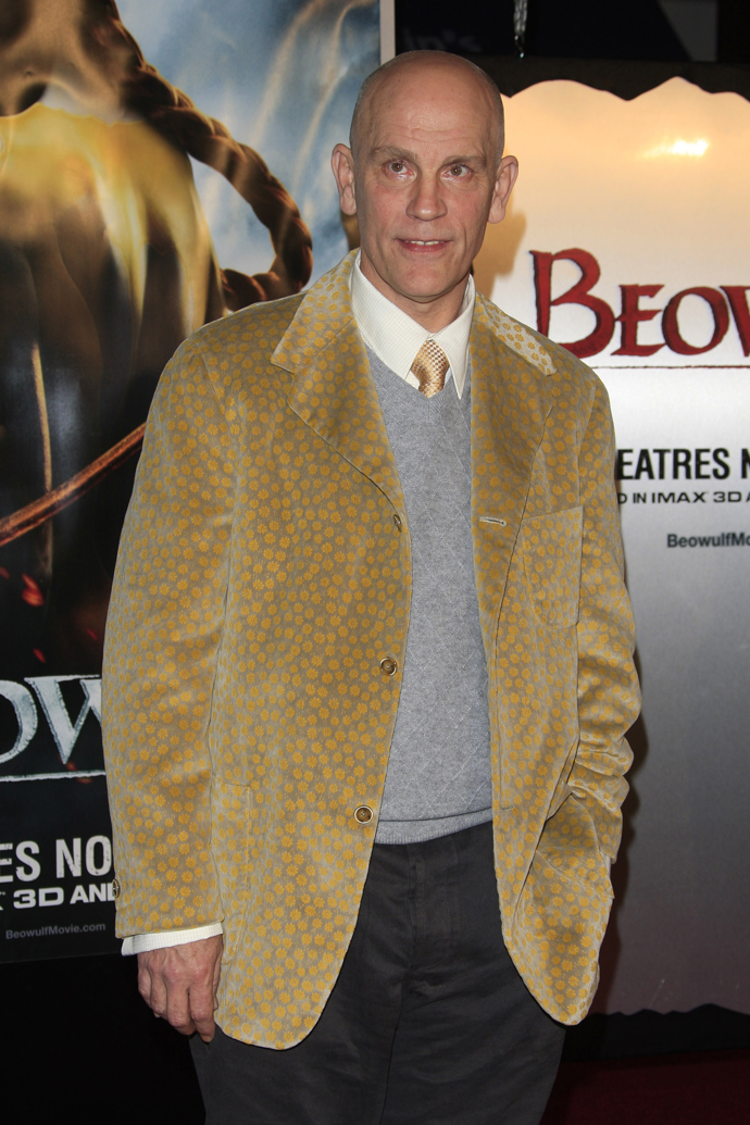 John Malkovich se narodil 9. prosince roku 1953. V dětství byl přesně takový, jako působí svým vzhledem – introvert, který byl nejraději sám. Díky jeho neobvyklému vzhledu se dostal k celé řadě vážných rolí nebo rolí padouchů, které vždy bravurně zahrál. 
