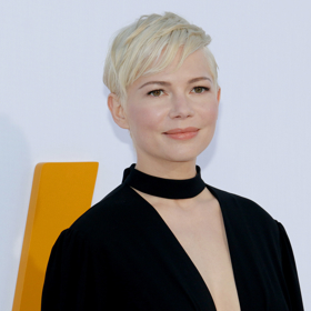 Michelle Williams lichotí asymetrický krátký bob
Michelle Williams lichotí asymetrický krátký bob