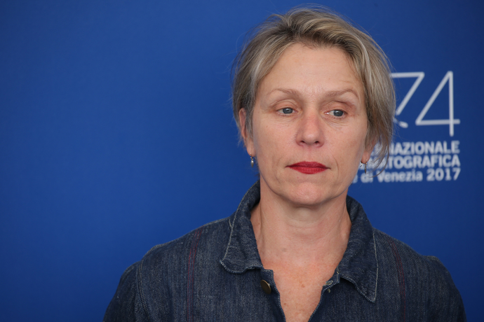 Frances McDormand se narodila 23. června roku 1957. Možná působí dojmem úplně obyčejné ženy, ale její herecké výkony rozhodně obyčejné nejsou. Možná právě díky jejímu přirozenému vzhledu jsou její herecké výkony autentické a za roli ve filmu Fargo si odnesla sošku Oscara. 
