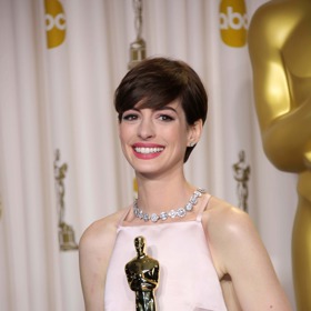 Anne Hathaway sluší hladce zčesaný, nadýchaný bob s hustou ofinou
Anne Hathaway sluší hladce zčesaný, nadýchaný bob s hustou ofinou