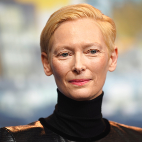 Katherine Mathilda „Tilda“ Swinton se narodila 5. listopadu roku 1960. Na první pohled ze zcela vymyká svým vzhledem, ale právě i díky tomu je schopná se přizpůsobit dokonce i mužským rolím. Za své skvělé herecké výkony se dočkala mnoha ocenění včetně Oscara. 
