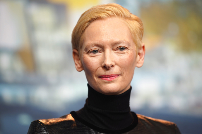 Katherine Mathilda „Tilda“ Swinton se narodila 5. listopadu roku 1960. Na první pohled ze zcela vymyká svým vzhledem, ale právě i díky tomu je schopná se přizpůsobit dokonce i mužským rolím. Za své skvělé herecké výkony se dočkala mnoha ocenění včetně Oscara. 
