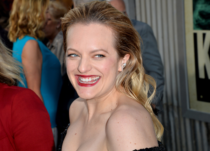 Elisabeth Moss se narodila 24. července roku 1982. Na první pohled si můžete všimnout, že herečka nemá nepřirozeně přifouknuté rty, její nos není jako podle šablony a svůj obličej nepokrývá vrstvami make-upu, ale sází na přirozenost. V našich končinách ji můžete znát především díky roli sekretářky Peggy Olson ze seriálu Šílenci z Manhattanu. 
