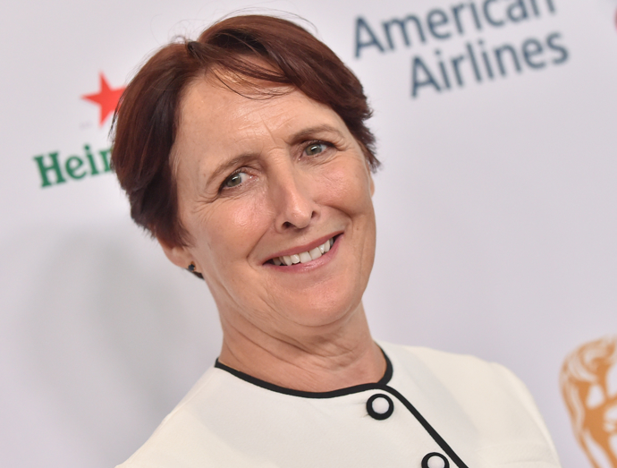 Fiona Shaw se narodila 10. července roku 1958, a pokud jste viděli filmy o čaroději jménem Harry Potter, pak si ji jistě vybavíte jako legendární protivnou tetu Petunii. Ve skutečnosti je však známá především rozsáhlou spoluprací s Královskou shakespearovskou společností a Národním divadlem a v roce 2001 jí dokonce královna Alžběta II. udělila čestný Řád britského impéria. 
