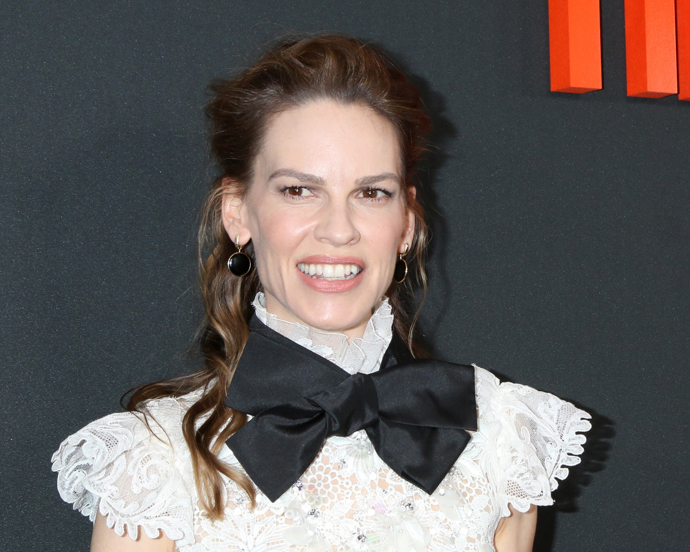 Hilary Swank se narodila 30. července roku 1974. Její obličejové rysy jsou atypické, to však rozhodně neznamená, že by herečka nebyla krásná. Je držitelkou dvou Oscarů a dvou Zlatých glóbů. Dvě z těchto ocenění získala za svoji ikonickou roli ve filmu Kluci nepláčou, kde ztvárňovala trans hocha Brandona Teeny. 
