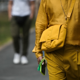 Výběr správné kabelky pozvedne celý váš outfit.
Výběr správné kabelky pozvedne celý váš outfit.