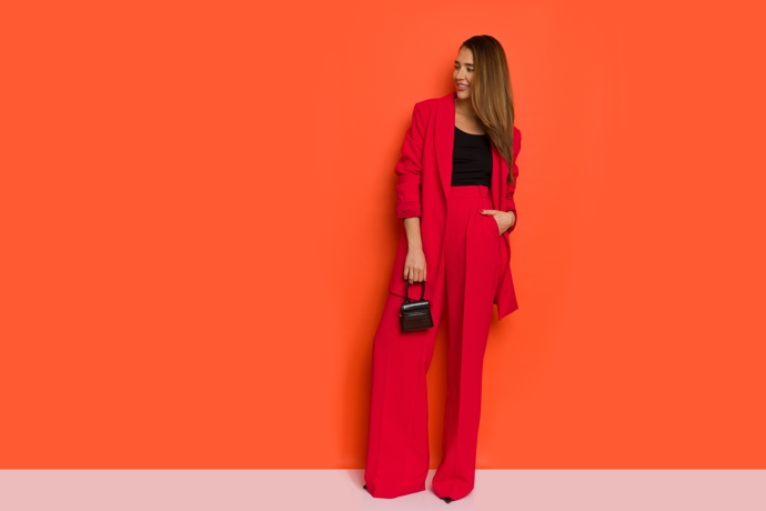 K dostání jsou také již hotové dvoudílné soupravy s elegantním sáčkem. S tímto outfitem zabodujete v práci i na schůzce. 

