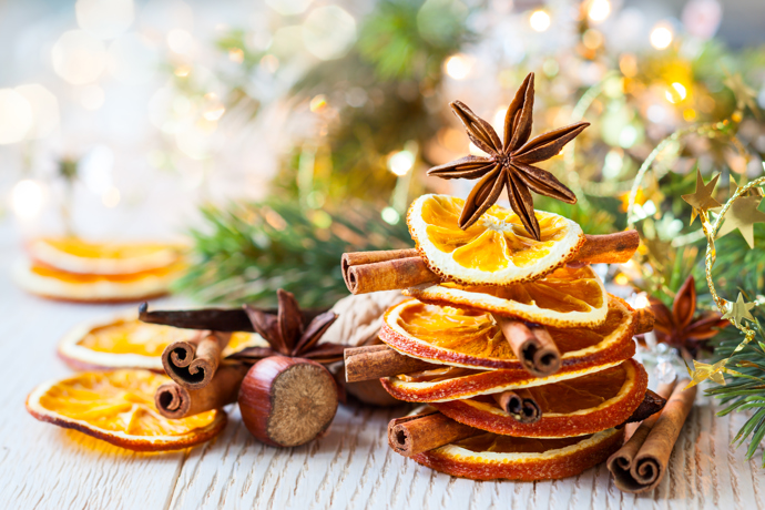 Sušený pomeranč je oblíbenou dekorací Vánoc a letos je stále trendy. Ozdobte s ním třeba adventní věnec, nebo ho spolu se skořicí a badyánem rozmístěte po stole.
Sušený pomeranč je oblíbenou dekorací Vánoc a letos je stále trendy. Ozdobte s ním třeba adventní věnec, nebo ho spolu se skořicí a badyánem rozmístěte po stole.