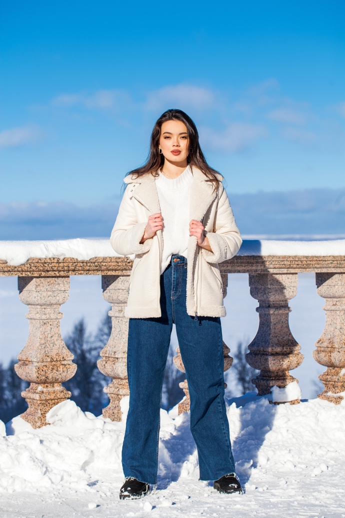 Tzv. Wide Leg Jeans se dají nosit i v zimě. Vypadají totiž skvěle i v kombinaci se zimními botami a kabátem. Mají navíc vyšší pas, což chrání vaše záda před chladem. 
