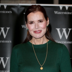 Geena Davis z podpisové akce v roce 2022, kdy vydala memoáry s názvem Dying of Politeness
Geena Davis z podpisové akce v roce 2022, kdy vydala memoáry s názvem Dying of Politeness