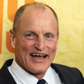 Woody Harrelson se narodil 23. července roku 1961. Nikdy se neřadil mezi hollywoodské „playboye“, přesto si svým sympatickým vzhledem získal řadu fanoušků. Je známý svým komediálním talentem a také se angažuje v ochraně životního prostředí. 
