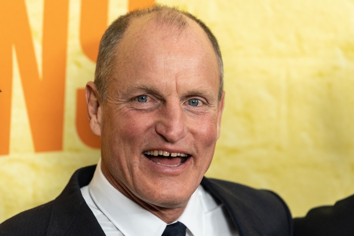 Woody Harrelson se narodil 23. července roku 1961. Nikdy se neřadil mezi hollywoodské „playboye“, přesto si svým sympatickým vzhledem získal řadu fanoušků. Je známý svým komediálním talentem a také se angažuje v ochraně životního prostředí. 
