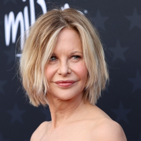 Meg Ryan zvolila messy rozuchaný bob z jemně zvlněných vlasů
Meg Ryan zvolila messy rozuchaný bob z jemně zvlněných vlasů