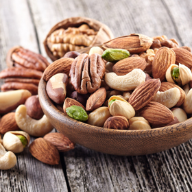 Ořechy obsahují hodně omega 3 nenasycených kyselin, hlídejte si ale množství, jež zkonzumujete. Jsou totiž také poměrně dost kalorické.
