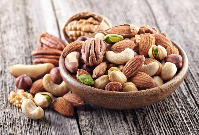 Ořechy obsahují hodně omega 3 nenasycených kyselin, hlídejte si ale množství, jež zkonzumujete. Jsou totiž také poměrně dost kalorické.
