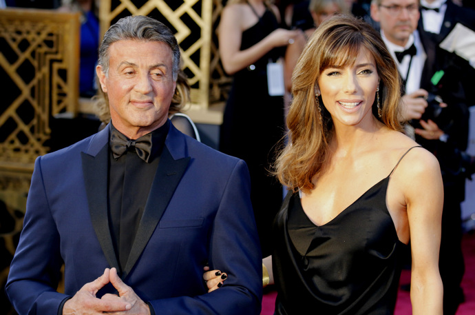 Slavný americký herec Sylvester Stallone a jeho žena Jennifer Flavin letos oslavili své 25. výročí. Mezi partnery je věkový rozdíl 23 let.
Slavný americký herec Sylvester Stallone a jeho žena Jennifer Flavin letos oslavili své 25. výročí. Mezi partnery je věkový rozdíl 23 let.