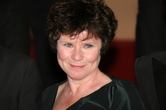 Imelda Staunton se narodila 9. ledna roku 1956. Svůj herecký talent projevila především na divadelní scéně, kdy se stala trojnásobnou držitelkou ocenění Laurence Olivier Award, které je považováno za nejvyšší britské divadelní vyznamenání. Spatřit jste ji však mohli i před kamerou, kdy svůj skvělý herecký talent předvedla mimo jiné v pátém dílu série Harry Potter, kde se z napohled milé ženy proměnila v diváky nenáviděnou postavu. 
