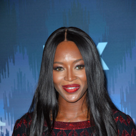 Naomi Campbell účesy ráda střídala, hladce vyžehlené, zdravě lesklé dlouhé vlasy jí rozhodně sedly
