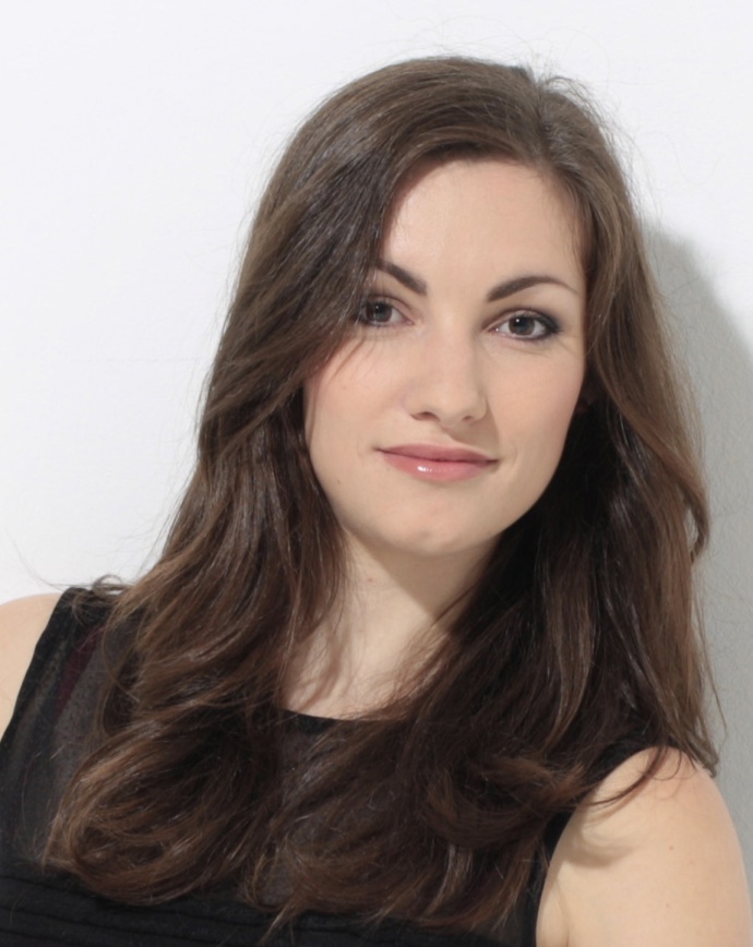 Jolana Slavíková, česká sopranistka
Bach má pro mě význam skoro esenciální, neboť jeho skladby byly jedny z prvních, které mi otevřely svět klasické hudby. Dodnes mne uchvacuje jeho genialita. Za jeho kompozicemi se skrývá srdce člověka, věřícího, strádajícího, hledajícího, kajícího se, které promlouvá i k dnešním "moderním" lidem. To mě opravdu fascinuje.
 

 
