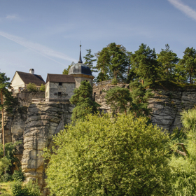 Skalní hrad Sloup vytesaný do pískovce.
Skalní hrad Sloup vytesaný do pískovce.