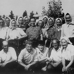 Brigády byly prezentovány jako dobrovolná pomoc, ve skutečnosti se jim jen těžko vyhýbalo. Práce zdarma nebo za minimální odměnu byla běžnou součástí života.
Brigády byly prezentovány jako dobrovolná pomoc, ve skutečnosti se jim jen těžko vyhýbalo. Práce zdarma nebo za minimální odměnu byla běžnou součástí života.